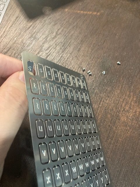 金属製の文字チップ